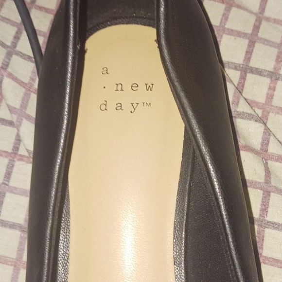 A new day woman's black slip on dress shoes Size 6.5 - Picture 4 of 5